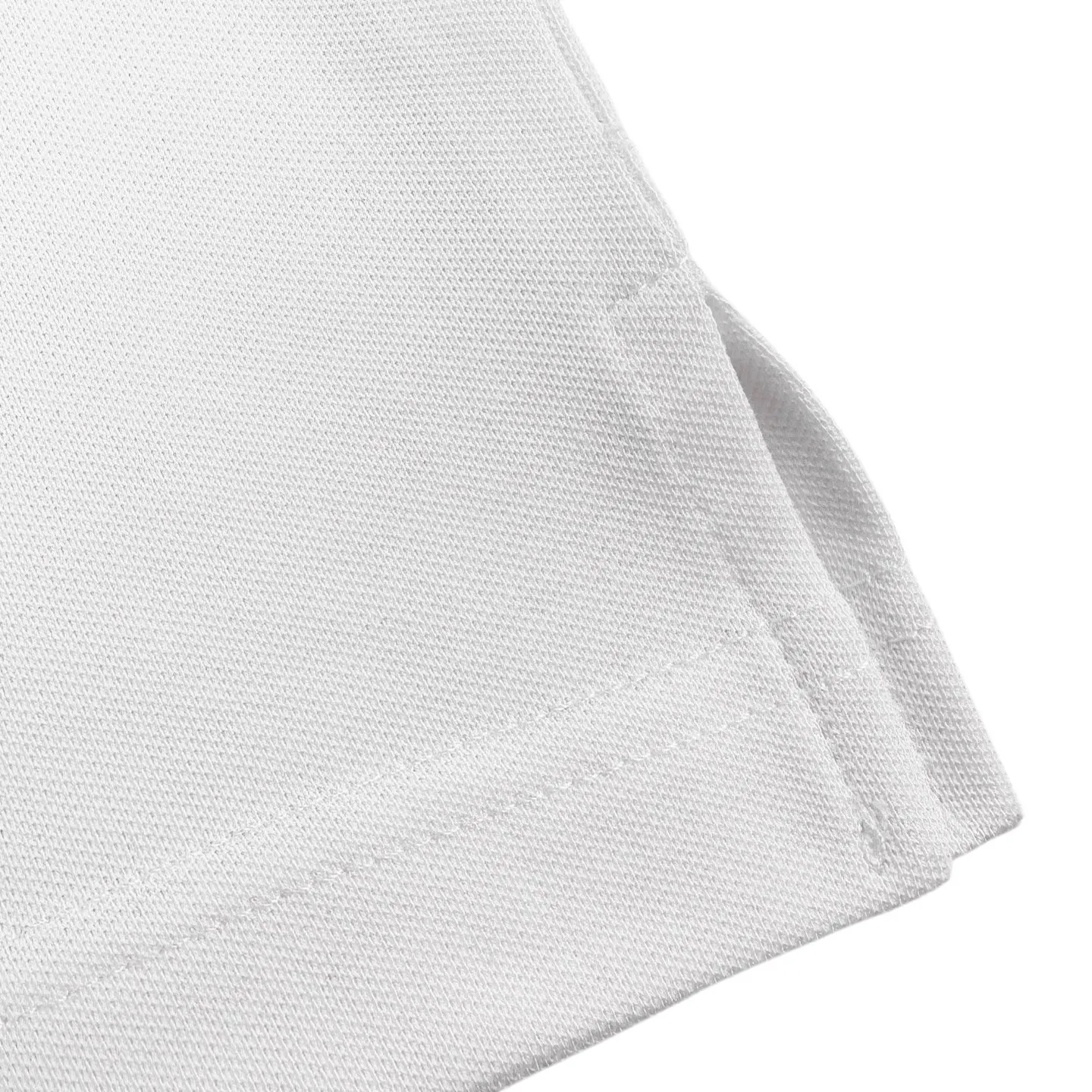 Lacoste crocodile logo Polo shirt (White). The original version was purchased for 1,090 and developed. The fabric is made of custom-made glaze bee extract cotton. It is delicate, soft and comfortable. Pure white as the base. It uses minimalist texture to interpret the symbiosis of comfort and luxury. The iconic small crocodile comes to mind. On the pure white canvas, it outlines a low-key edge with a vivid attitude. It cuts out the complex and simplifies it. Use a solid color as the base and the logo as the print. It shows the texture and brand heritage in a low-key manner. It adopts the stamping process to make independent embroidered stamps through computer embroidery, and then positions them and sews them to fix it on the clothes. It has a strong three-dimensional effect, is strong and washable, has stable quality, and the fabrics have been washed with enzymes. It has a better hand feel and texture. It is not easy to deform, shrink or fade, and maintains long-term beauty. Size:S-M-L-XL